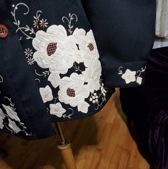Hand Embroidered Authentic Vintage Jacket - Picture 4 of 6